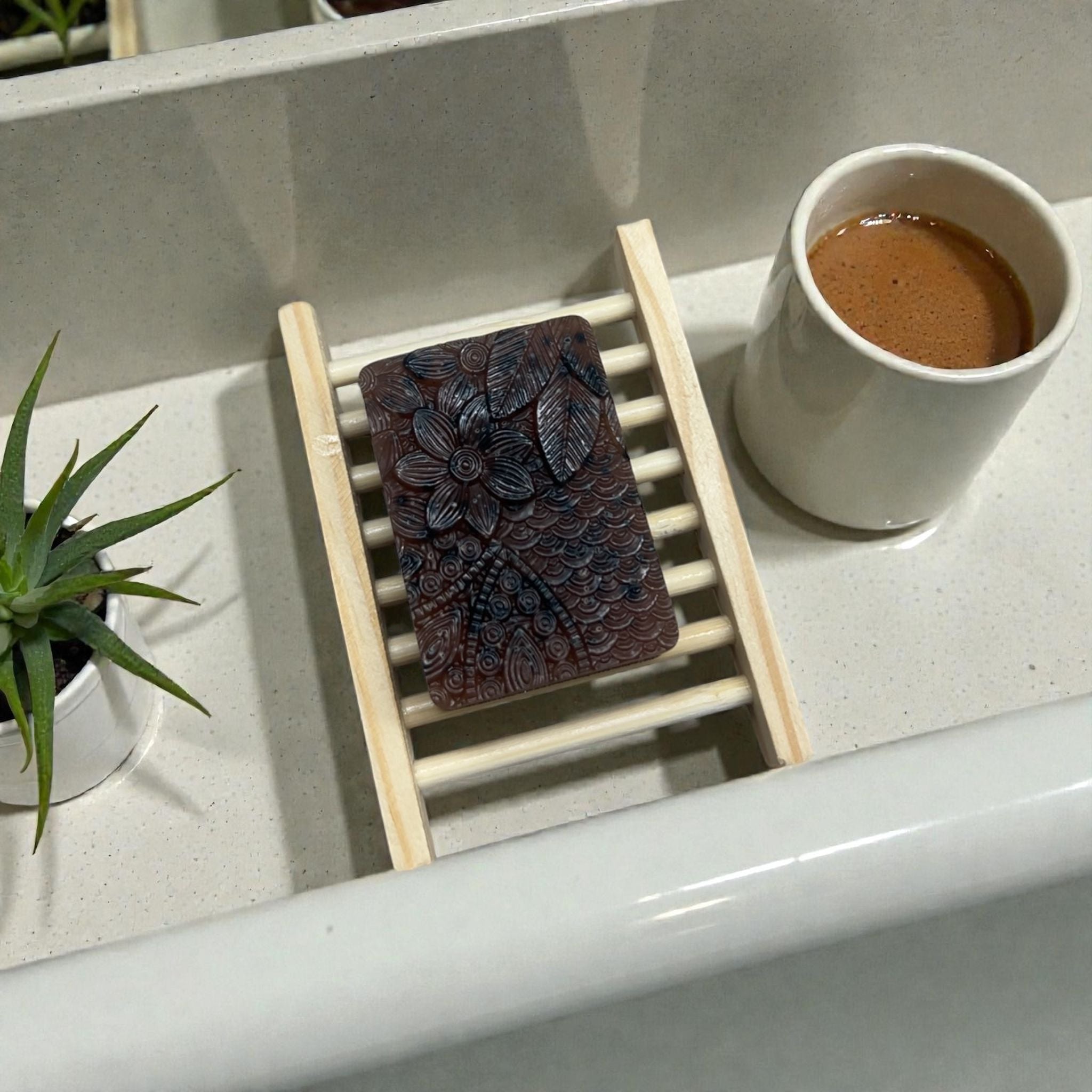 Savon artisanal Hibiscus & Argile rose – Éclat Botanique