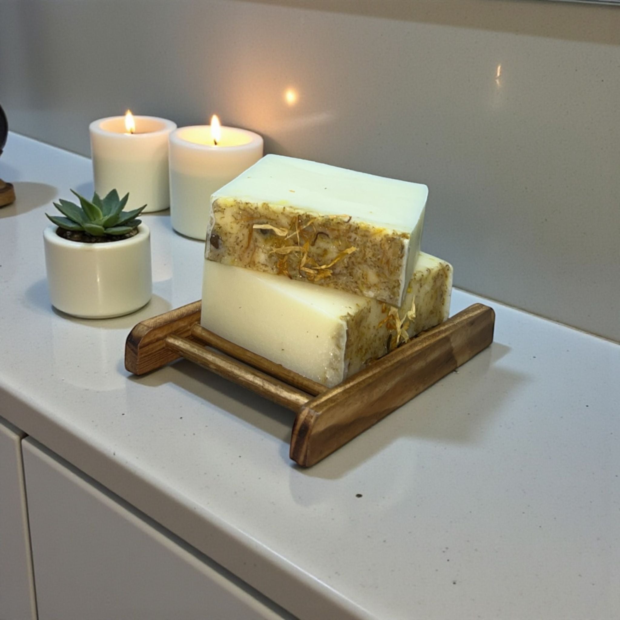 Savon artisanal Lait de chèvre, Calendula & Camomille – Douceur Florale
