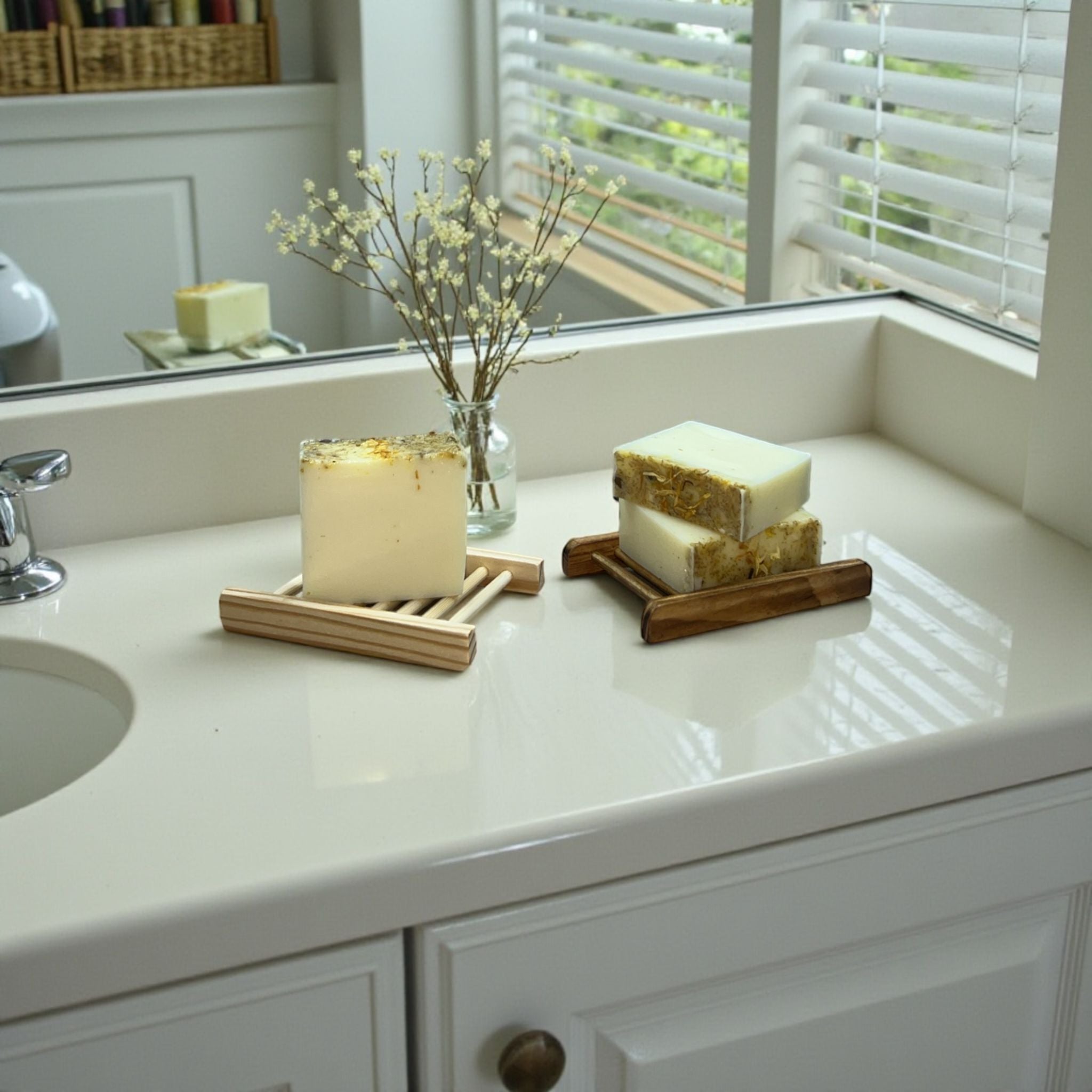 Savon artisanal Lait de chèvre, Calendula & Camomille – Douceur Florale