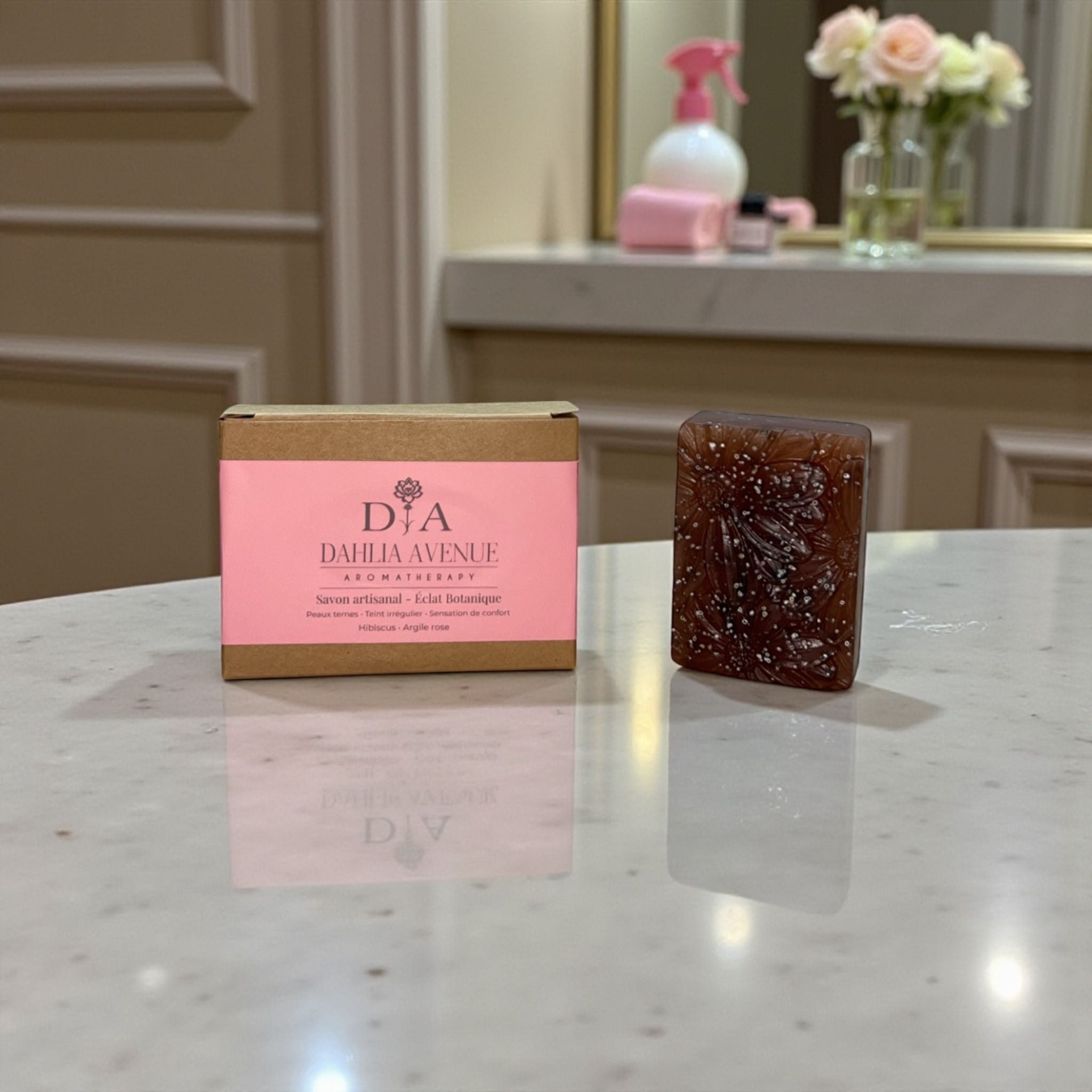 Savon artisanal Hibiscus & Argile rose – Éclat Botanique