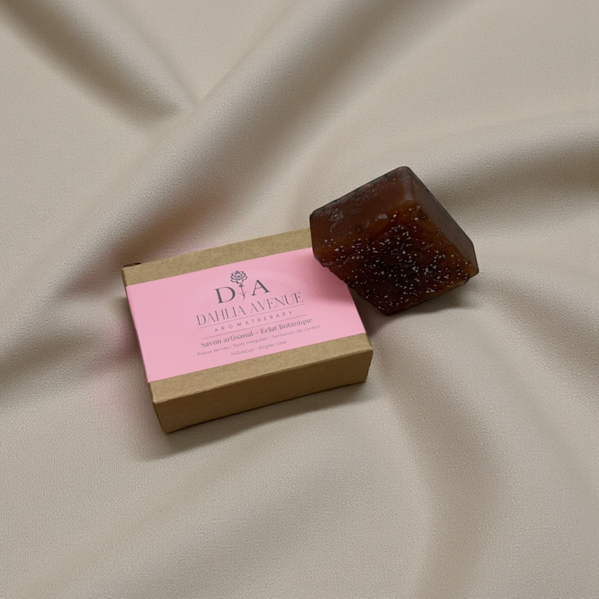Savon artisanal Hibiscus & Argile rose – Éclat Botanique